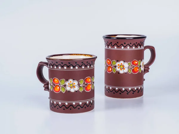 Twee kopjes thee versierd met ontwerpen geïsoleerd op witte achtergrond — Stockfoto