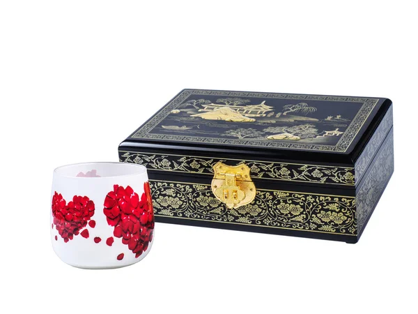 Donkere houten jewel box met decoupage glas geïsoleerd op witte achtergrond. — Stockfoto