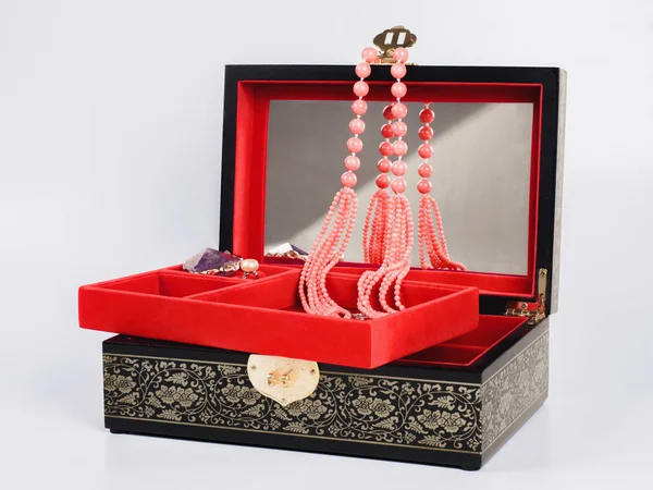 Boîte à bijoux avec collier de perles de corail sur fond blanc . — Photo