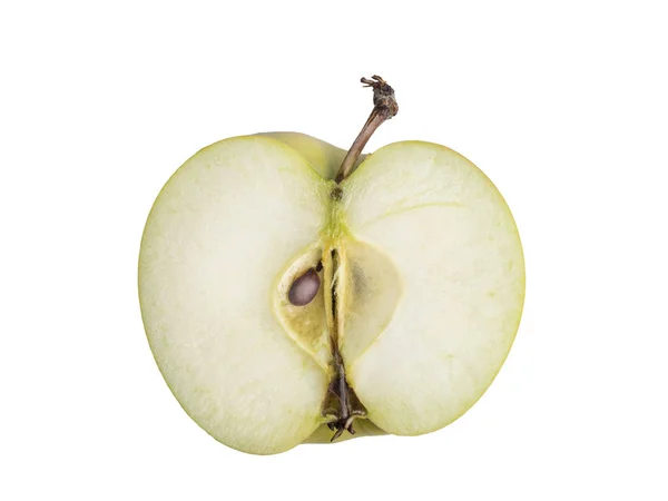 Спелые, свежие нарезанные яблоки изолированы на белом фоне . — стоковое фото