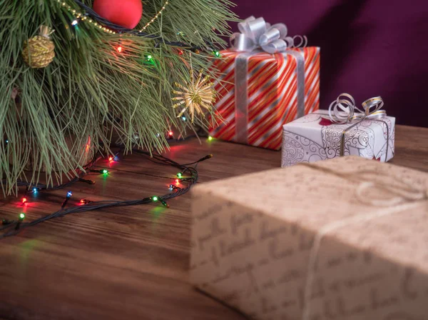 Albero di Natale verde decorato con giocattoli e ghirlanda led luci. Scatole regali — Foto Stock