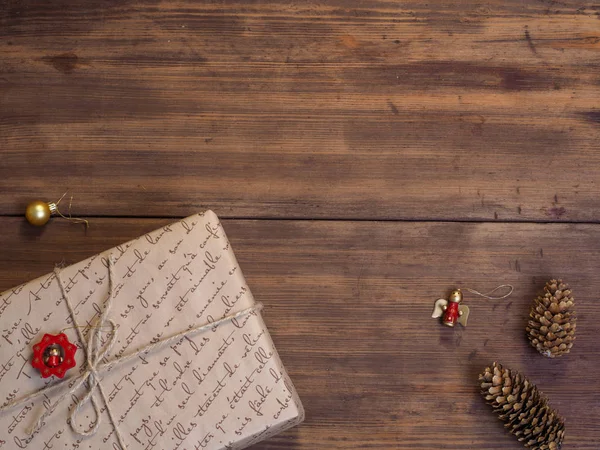 Scatola regalo vintage, coni di abete con giocattolo di Natale su sfondo di legno copia spazio per il testo . — Foto Stock