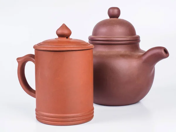 Tetera infusora con taza de té aislada sobre fondo blanco . —  Fotos de Stock