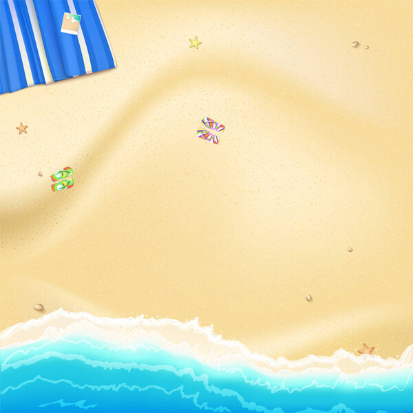 Побережье моря, океан с желтым золотым песком, разбросанным вдоль береговых скал и морских звезд. Синий пляжный коврик с фотографией и резиновыми тапочками
.