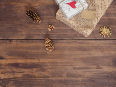 Vintage hediye kutusu, çam kozalakları ile Noel oyuncak ahşap arka plan üzerinde metin için yer kopyalayın..