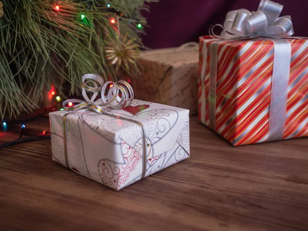 Πράσινο χριστουγεννιάτικο δέντρο διακοσμημένο με παιχνίδια και γιρλάντα led φώτα. Κουτιά δώρων — Φωτογραφία Αρχείου