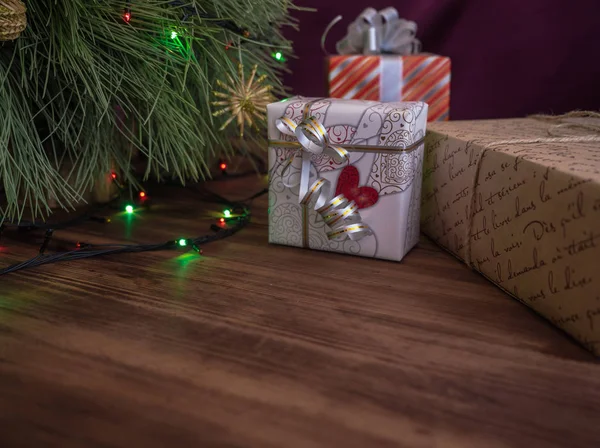 Albero di Natale verde decorato con giocattoli e ghirlanda led luci. Scatole regali — Foto Stock