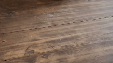 Erkek, marangoz değirmeni tutarak ve ahşap tahta yumuşatma ellerinizi kapatın.
