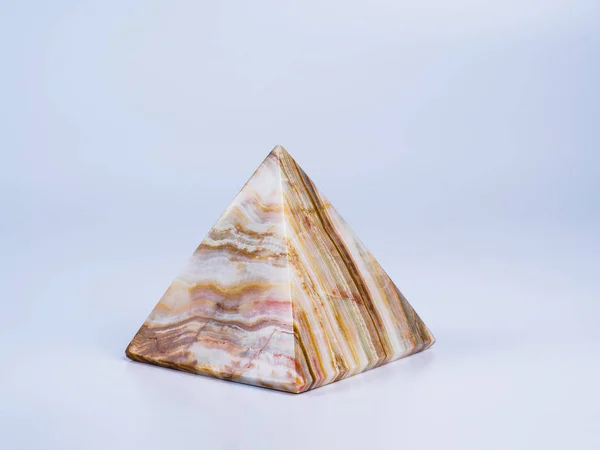 Pyramide d'onyx isolée sur fond blanc gros plan . — Photo