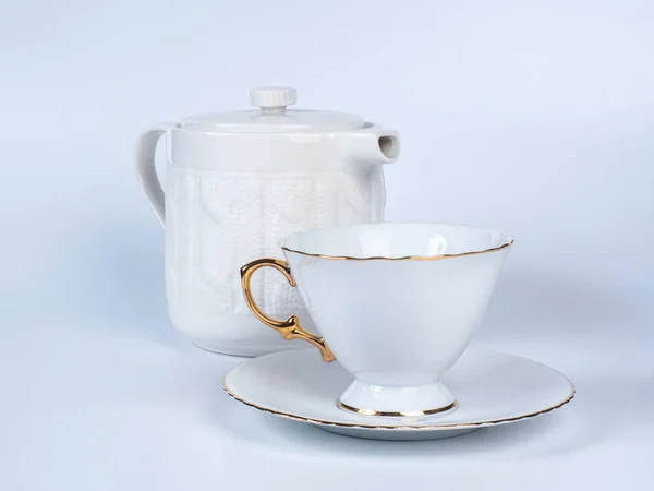 Ei theepot met thee cup op witte achtergrond. — Stockfoto