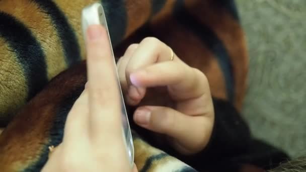 Vidéo recadrée de mains féminines défilant sur le téléphone intelligent . — Video