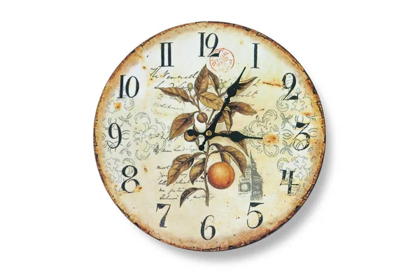 Antiguo reloj de pared con decoloración y óxido contra las paredes blanqueadas blancas. La esfera del reloj con un collage de plantas, adornos de plantas, etiquetas y siluetas — Foto de Stock