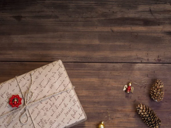 Scatola regalo vintage, coni di abete con giocattolo di Natale su sfondo di legno copia spazio per il testo . — Foto Stock
