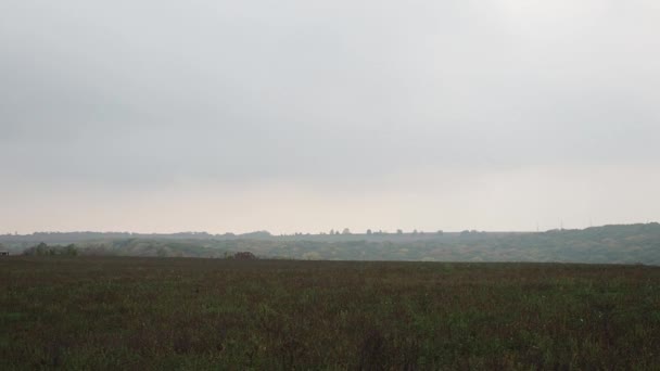Panorama wsi z widokiem na kościół drewniany. — Wideo stockowe