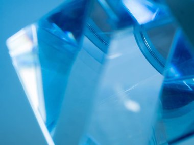 Bulanık arka plan, fotoğraf cam piramit yansıma ve kırılma ile yumuşak odak ile