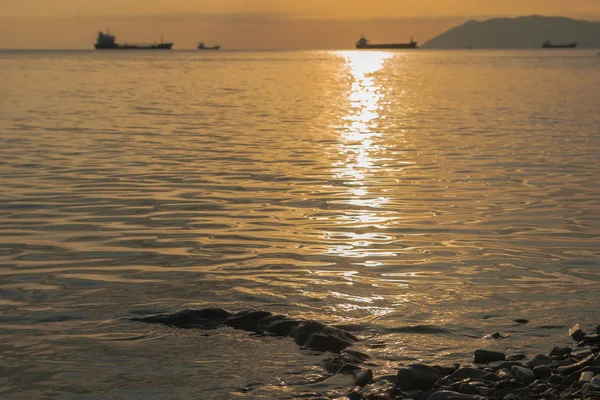 Puesta de sol natural de verano. Siluetas de barcos y franjas de tierra en el horizonte . — Foto de Stock