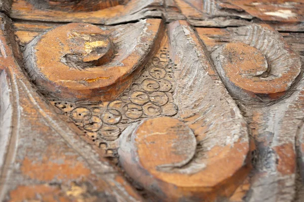 Ornamento in legno con turbinii. Vecchio modello incrinato con vernice peeling sul vecchio legno — Foto Stock