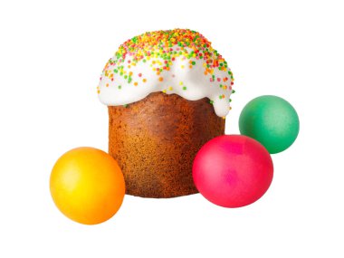 Paskalya pasta buzlanma beyaz kapaklı ve toz renkli, boyalı Paskalya yumurta üzerinde izole beyaz arka plan. Geleneksel Slav şenlikli ev yapımı ekmek ve yumurta Ortodoks Paskalya kutlamaları için