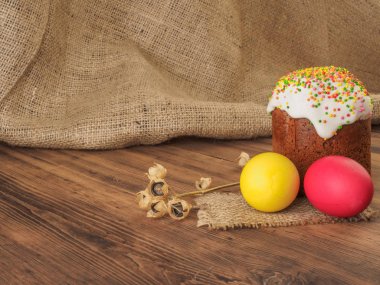 Paskalya kek ve Paskalya yumurta kuru çiçek ile renkli. Rusça ve Ukraynaca, Ortodoks, Slav geleneksel Paskalya kulich kırsal kökenli eski ahşap ve çuval bezi üzerinde.