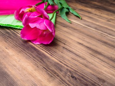 Pembe Lale, çiçek düzenleme ahşap zemin üzerine yeşil kağıt ve yer ile mesaj için. Anneler günü, 8 Mart için arka plan ve diğer tebrik kartları veya güzel kadınlar için davetiye. Yumuşak odak