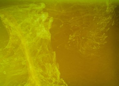 Soyut arka plan renkli. Sarı duman, su, evrenin şekillerinin mürekkeple. Soyut hareket, çok renkli boya akışının donmuş. Yumuşak odak, bulanık zemin ile yatay fotoğraf