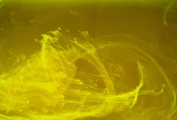 Fundo colorido abstrato. Fumaça amarela, tinta na água, os padrões do universo. Movimento abstrato, congelado fluxo multicolorido de tinta. Foto horizontal com foco suave, fundo embaçado — Fotografia de Stock