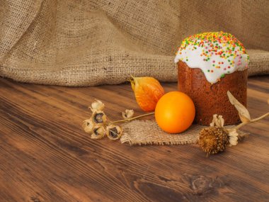 Paskalya kek ve Paskalya yumurta kuru çiçek ile renkli. Rusça ve Ukraynaca, Ortodoks, Slav geleneksel Paskalya kulich kırsal kökenli eski ahşap ve çuval bezi üzerinde.