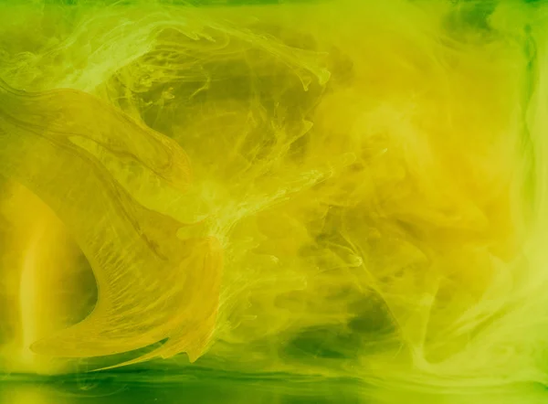 Fondo de color abstracto. Humo amarillo, tinta en el agua, los patrones del universo. Movimiento abstracto, flujo multicolor congelado de pintura. Foto horizontal con enfoque suave, fondo borroso —  Fotos de Stock