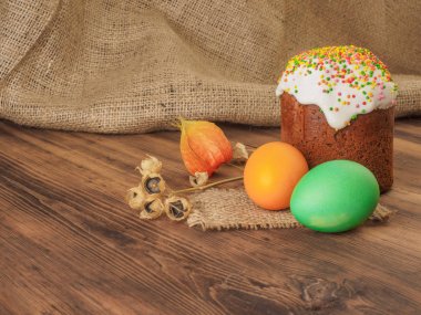 Paskalya kek ve Paskalya yumurta kuru çiçek ile renkli. Rusça ve Ukraynaca, Ortodoks, Slav geleneksel Paskalya kulich kırsal kökenli eski ahşap ve çuval bezi üzerinde.