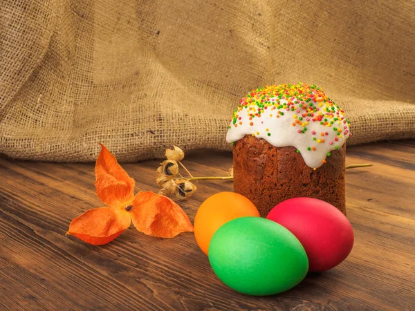 Bolo de Páscoa e ovo colorido de Páscoa com flor seca. Russo e ucraniano, ortodoxo, eslavo tradicional kulich de Páscoa no contexto rural de madeira velha e serapilheira . — Fotografia de Stock