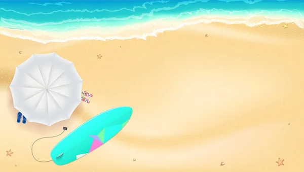 Летний песок пляжа на берегу моря. Зонтики, коврики, пляжные тапочки и доска для серфинга у волн моря. Горизонтальный летний фон. Шаблон для онлайн-покупок, рекламных акций, интернет-магазинов — стоковый вектор