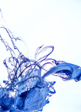 Beyaz zemin üzerinde bir suda mürekkep girdap. Boya su. Renkli mürekkep su yakın çekim yumuşak dağıtım damlacıkları bir. Patlama renk akrilik mürekkep su sıçramalarına