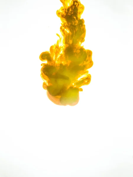 Στρόβιλοι μελάνης σε νερό που απομονώνονται σε λευκό φόντο. Το χρώμα στο νερό. Μαλακό διάδοση α σταγονίδια έγχρωμο μελάνι σε νερό close-up. Αφηρημένα φόντο. Έκρηξη από κίτρινο πιτσιλιές Ακρυλικό, μελάνι — Φωτογραφία Αρχείου