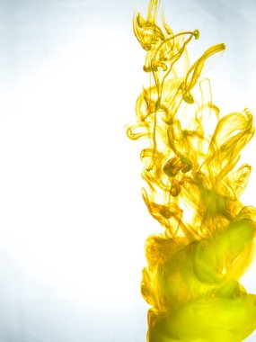 Beyaz zemin üzerinde bir suda mürekkep girdap. Boya splash su. Renkli mürekkep su yakın çekim yumuşak dağıtım damlacıkları bir. Arka plan. Patlama renk akrilik mürekkep su sıçramalarına