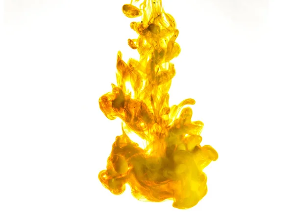 Tourbillon d'encre dans de l'eau isolée sur fond blanc. La peinture dans l'eau. Diffusion douce une gouttelettes d'encre colorée dans l'eau gros plan. Contexte abstrait. Explosion des éclaboussures encre acrylique jaune — Photo