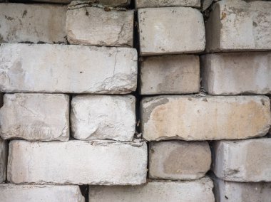 Beyaz Kalsiyum Silikat tuğla birbiri üstüne yığılmış. İnşa edilen eski, kırık ve kırık Tuğla sert yığınını. Tuğla yakın çekim doku