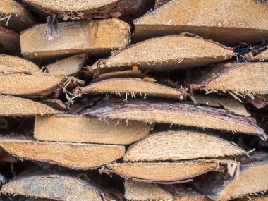 Panoları birbiri üstüne yığılmış. Çam, sonunda görünümünü panoları. Kesme tahtaları yalan. Ev Isıtma ve çıra yakacak odun. Soba için odun. Ahşap yakın çekim dokusuna