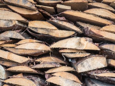 Panoları birbiri üstüne yığılmış. Çam, sonunda görünümünü panoları. Kesme tahtaları yalan. Ev Isıtma ve çıra yakacak odun. Soba için odun. Ahşap yakın çekim dokusuna