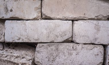 Beyaz Kalsiyum Silikat tuğla birbiri üstüne yığılmış. İnşa edilen eski, kırık ve kırık Tuğla sert yığınını. Tuğla yakın çekim doku