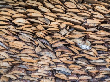 Panoları birbiri üstüne yığılmış. Çam, sonunda görünümünü panoları. Kesme tahtaları yalan. Ev Isıtma ve çıra yakacak odun. Soba için odun. Ahşap dokulu arka plan