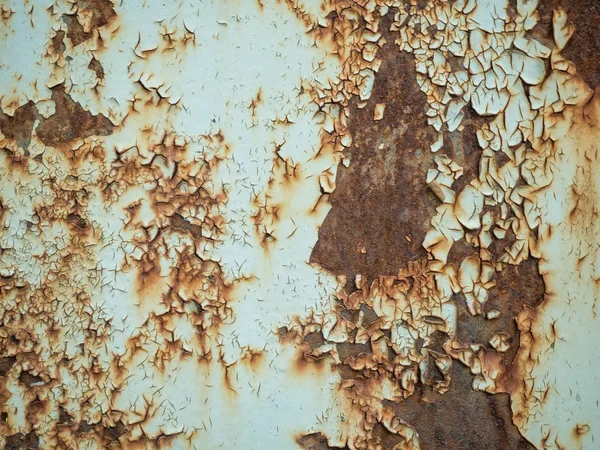 Textura de metal oxidado viejo con rayas de óxido y pintura agrietada, en escamas. Superficie de metal oxidado primer plano con pintura vieja y descolorida — Foto de Stock