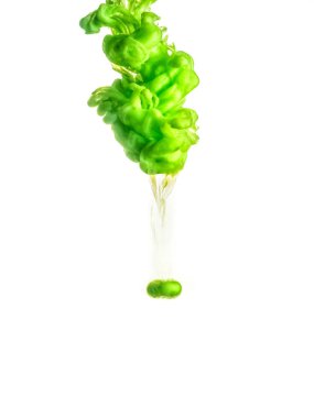 Beyaz arka plan üzerinde izole su mürekkep girdap. Boya su. Yumuşak yayılması su yakın çekim yeşil mürekkep damlacıkları bir. Arka plan. Patlama sarı su sıçramalarına akrilik mürekkep