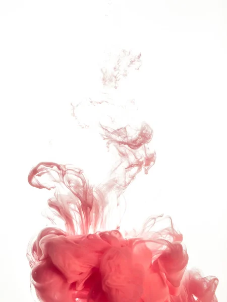 Inkt swirl in water geïsoleerd op een witte achtergrond. De verf in het water. Zachte verspreiding een druppels van roze inkt in water close-up. Abstracte achtergrond. Explosie van spatten gele acryl inkt — Stockfoto