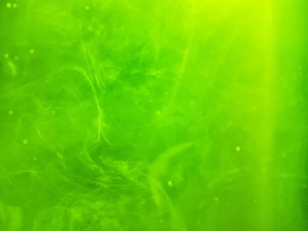 Αφηρημένο έγχρωμο φόντο. Καπνός, πράσινο μελάνι στο νερό, τα μοτίβα του σύμπαντος. Αφηρημένο κίνημα, κατεψυγμένα πολύχρωμη ροή του χρώματος. Οριζόντια φωτογραφία με μαλακή εστίαση, θολή φόντο — Φωτογραφία Αρχείου