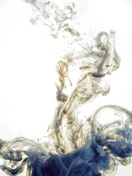 Beyaz arka plan üzerinde izole su mürekkep girdap. Boya su. Renkli mürekkep su yakın çekim yumuşak dağıtım damlacıkları bir. Arka plan. Patlama sarı su sıçramalarına akrilik mürekkep