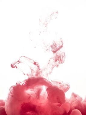 Beyaz arka plan üzerinde izole su mürekkep girdap. Boya su. Pembe mürekkep su yakın çekim yumuşak dağıtım damlacıkları bir. Arka plan. Yumuşak odak, bulanık zemin