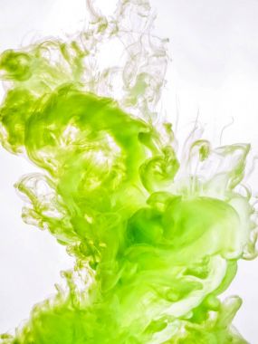 Beyaz arka plan üzerinde izole su mürekkep girdap. Boya su. Yumuşak yayılması su yakın çekim yeşil mürekkep damlacıkları bir. Arka plan. Yumuşak odak