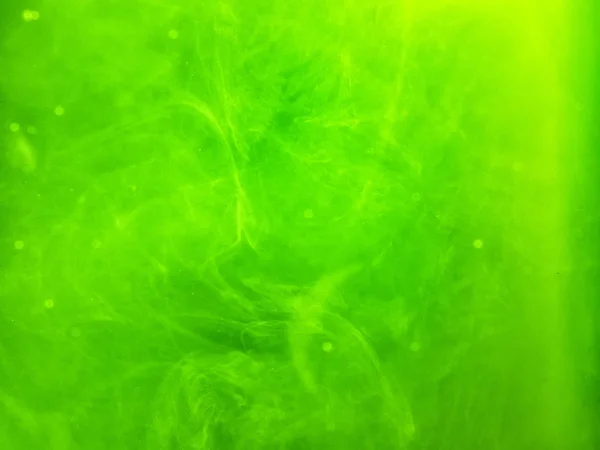 Fundo colorido abstrato. Fumaça verde, tinta na água, os padrões do universo. Movimento abstrato, congelado fluxo multicolorido de tinta. Foto horizontal com foco suave, fundo embaçado — Fotografia de Stock