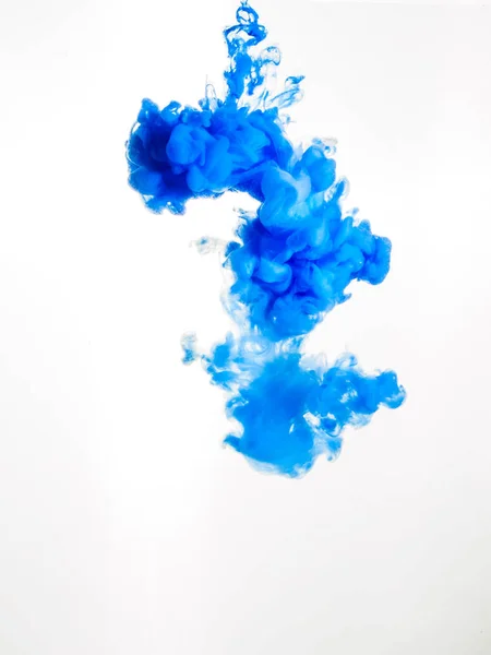Tinta kavarog-vízben elszigetelt fehér background. A festék a vízbe. Puha terjesztése a cseppeket a víz közeli kék tintával. Absztrakt háttér. Lágy fókusz — Stock Fotó