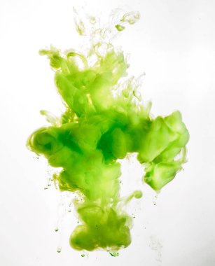 Beyaz arka plan üzerinde izole su mürekkep girdap. Boya su. Yumuşak yayılması su yakın çekim yeşil mürekkep damlacıkları bir. Arka plan. Yumuşak odak